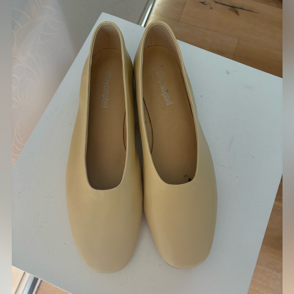 Jeffrey Campbell Trustee flat. Yellow size 8.5